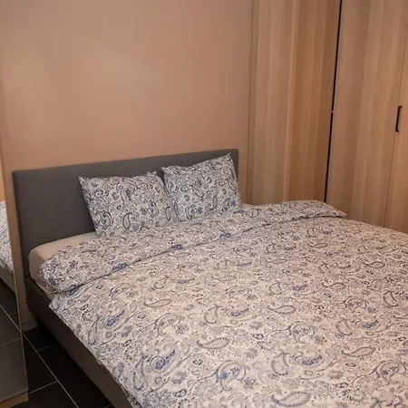 Apartment Modern Apt, Near Centre , Walking Distance